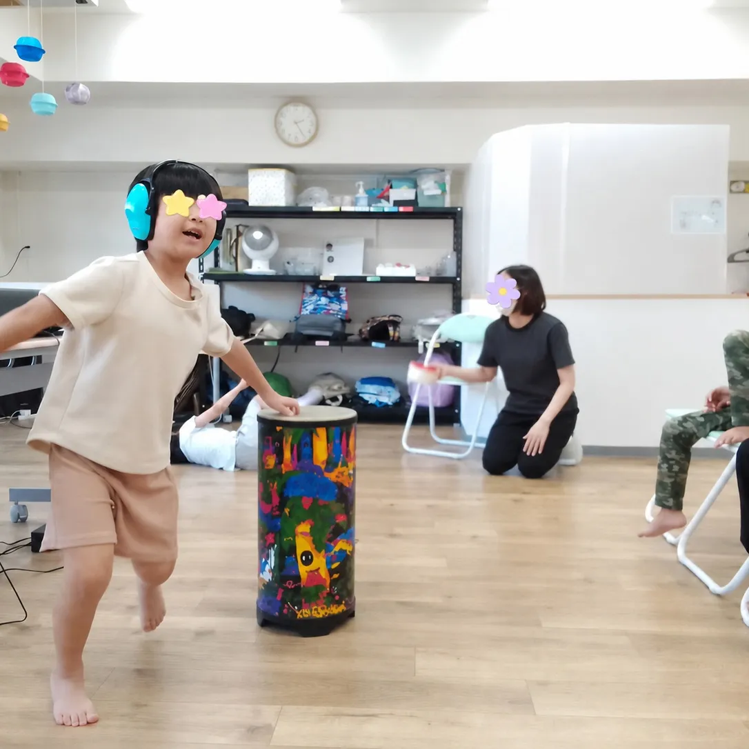 音楽が始まると、子どもたちの表情や身体の動きが少しずつ変わっ...