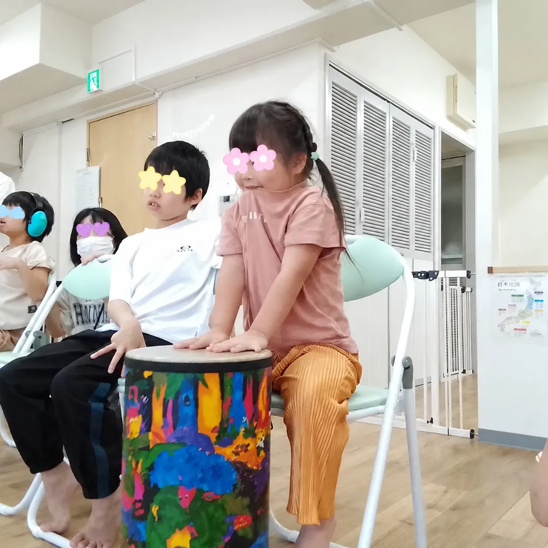 音楽が始まると、子どもたちの表情や身体の動きが少しずつ変わっ...