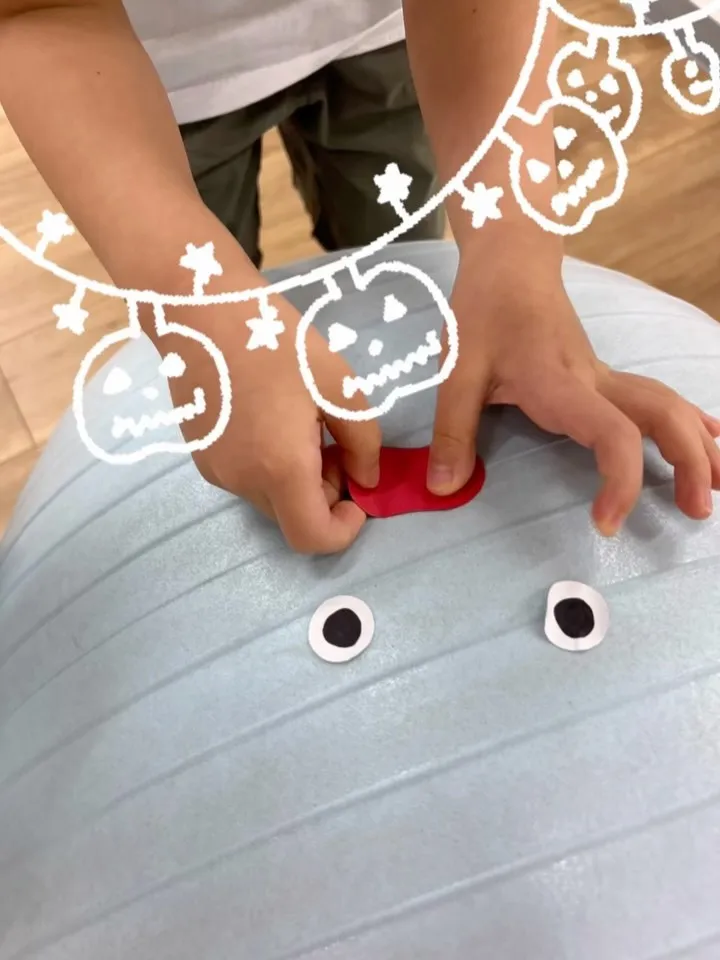 プレリュードでは、さまざまな技法を使った製作遊びを楽しんでい...
